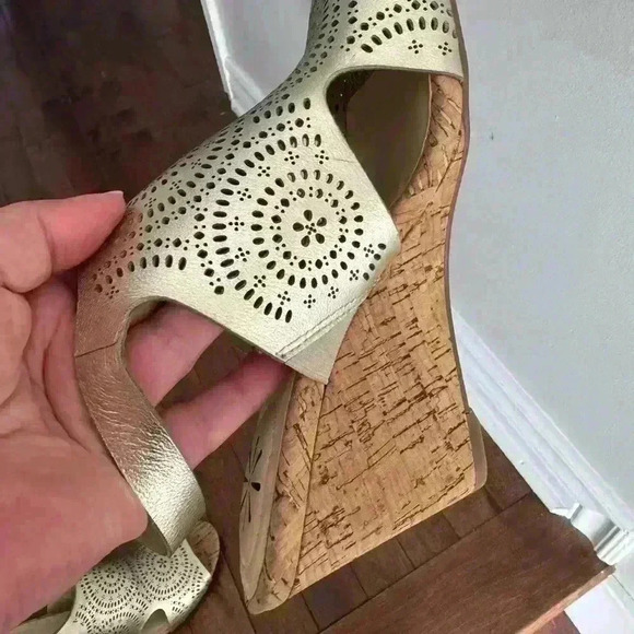 Issac Mizrahi gold  wedge sandals - Picture 4 of 6